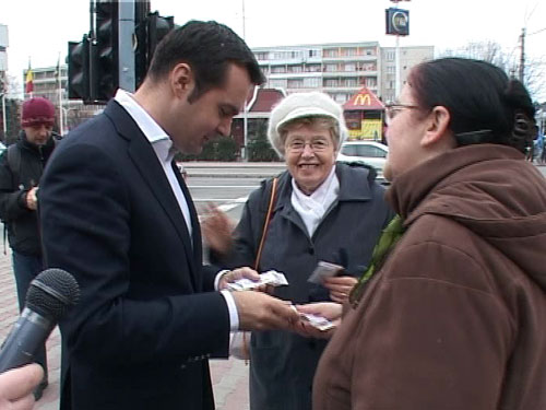 Foto: Primarul Catalin Chereches imparte martisoare